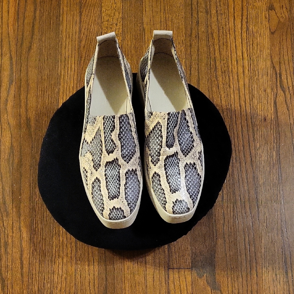 Vince. Saxen Molted Snake Print Loafers in Cream and Blue